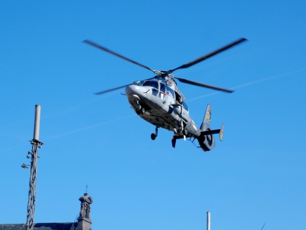 Un hélicoptère de la Marine nationale s&rsquo;est posé place de Jaude à Clermont-Ferrand