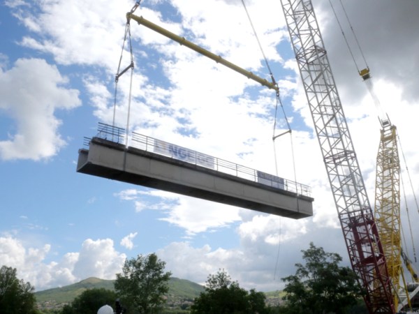 Une grue géante retire l&rsquo;ancienne passerelle sur l&rsquo;Allier à&nbsp;Cournon