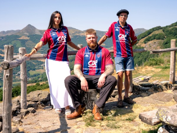 Le Clermont Foot dévoile son nouveau maillot domicile pour la saison&nbsp;2026-2027